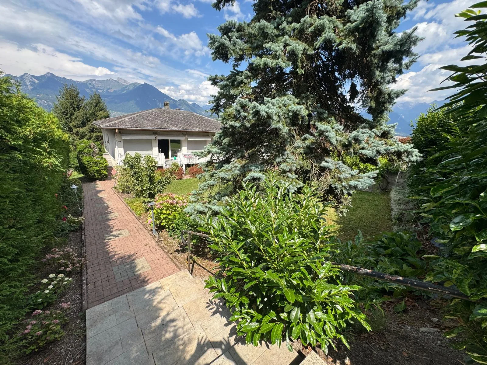 Jardin arboré de la villa de Collombey-Muraz, vue dégagée sur les montagnes valaisannes